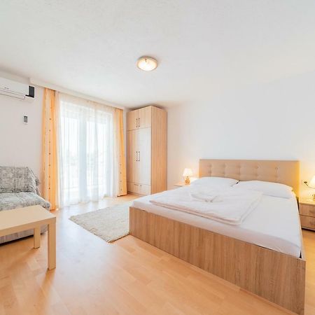 Apartmenthaus Hana Karlobag Bagian luar foto