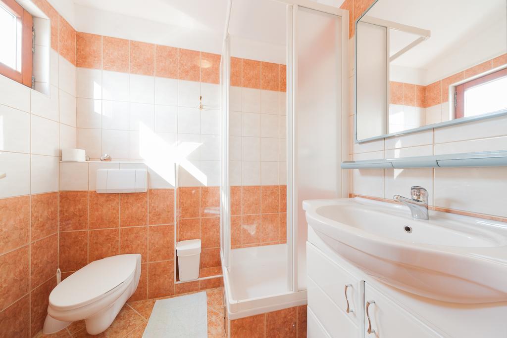 Apartmenthaus Hana Karlobag Bagian luar foto