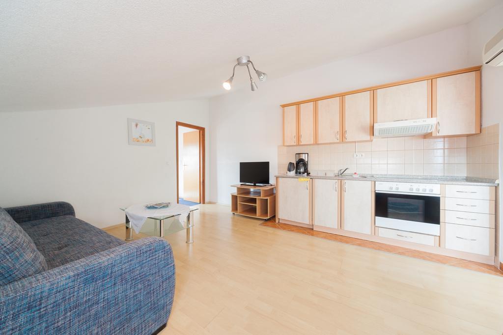 Apartmenthaus Hana Karlobag Bagian luar foto