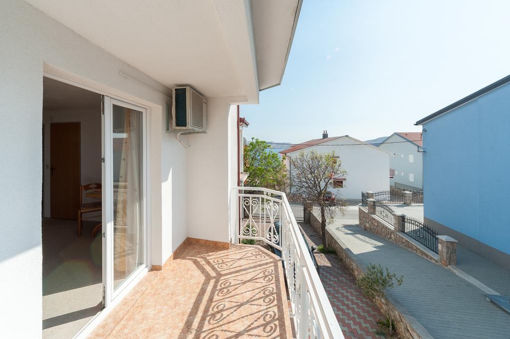 Apartmenthaus Hana Karlobag Bagian luar foto