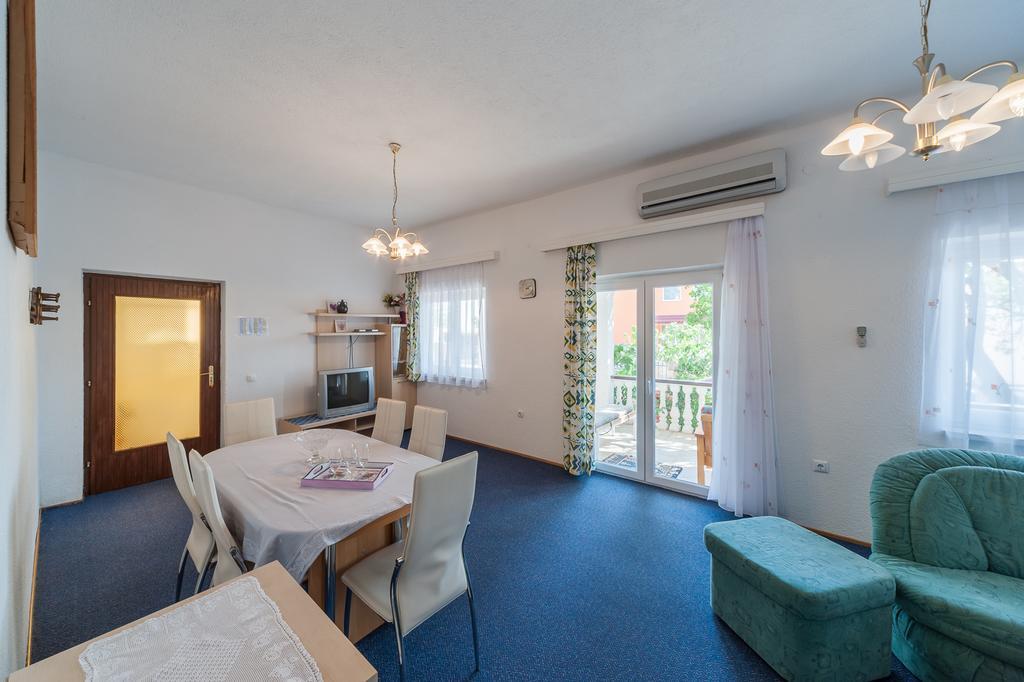 Apartmenthaus Hana Karlobag Bagian luar foto