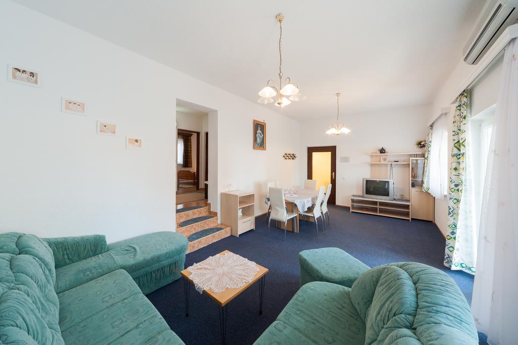Apartmenthaus Hana Karlobag Bagian luar foto