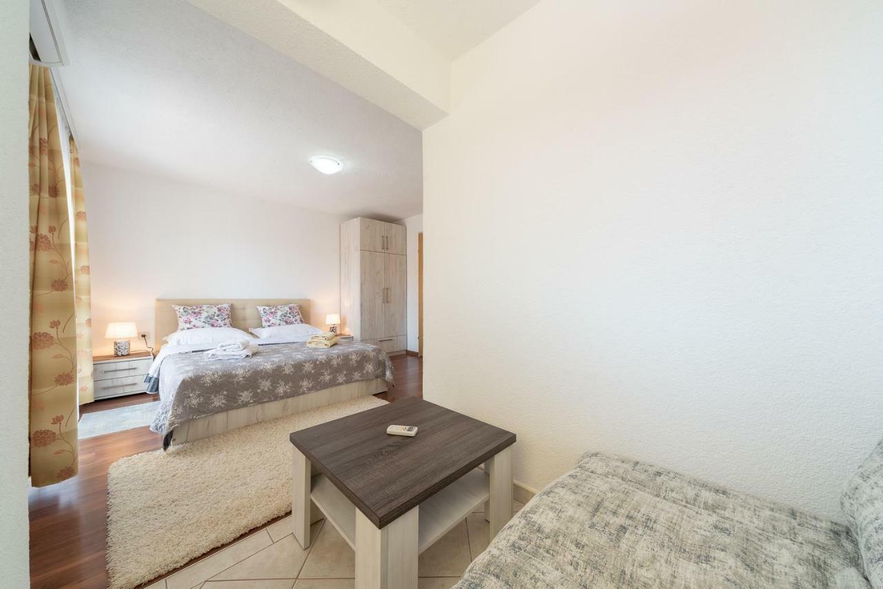 Apartmenthaus Hana Karlobag Bagian luar foto