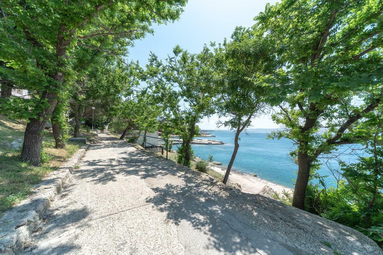 Apartmenthaus Hana Karlobag Bagian luar foto