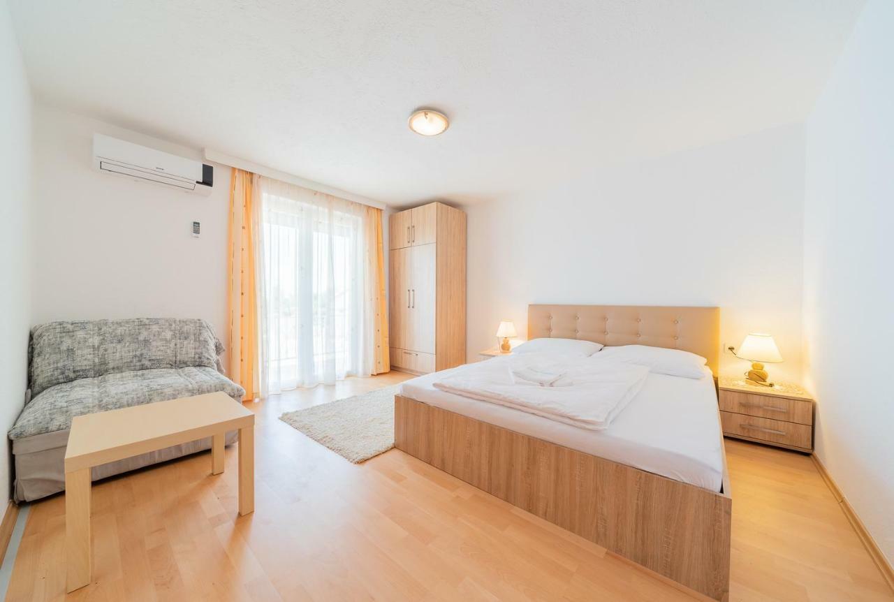 Apartmenthaus Hana Karlobag Bagian luar foto
