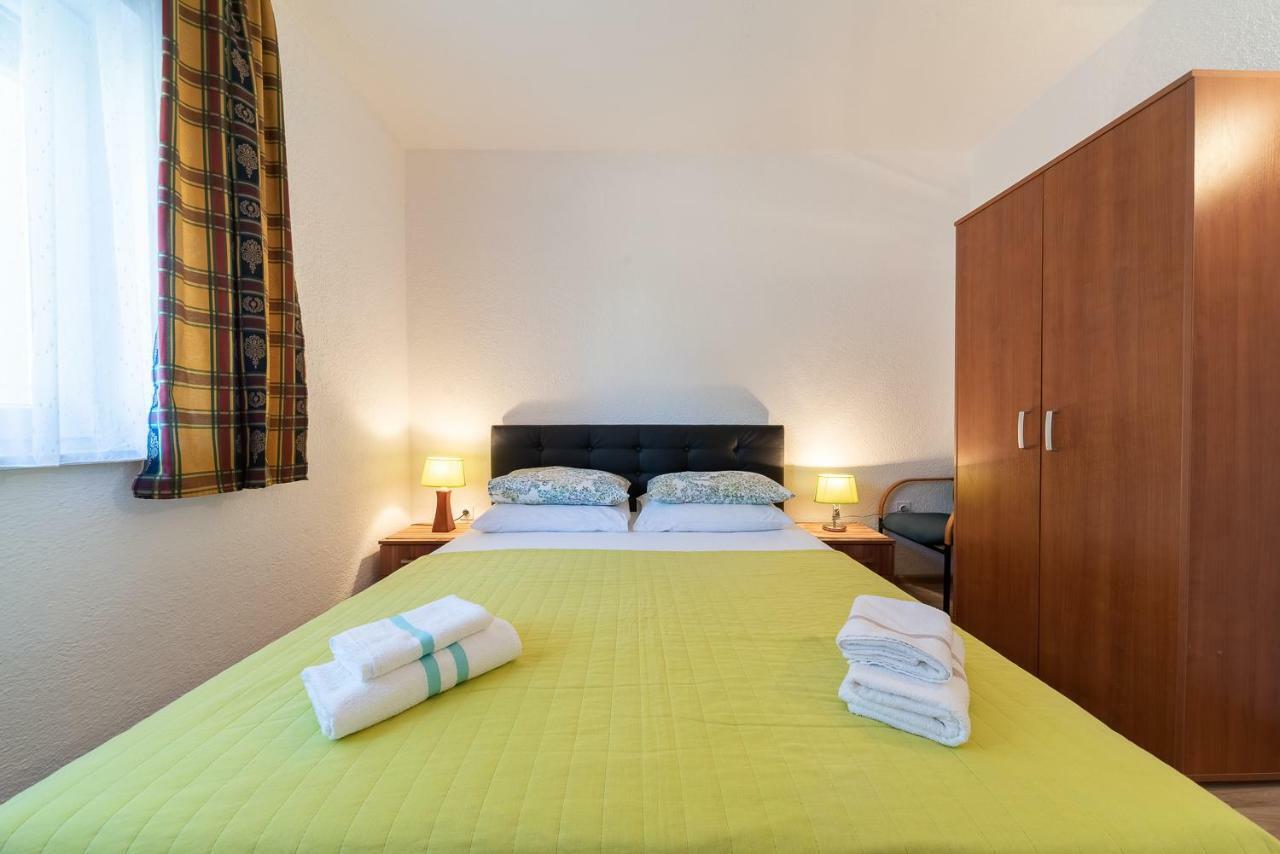 Apartmenthaus Hana Karlobag Bagian luar foto