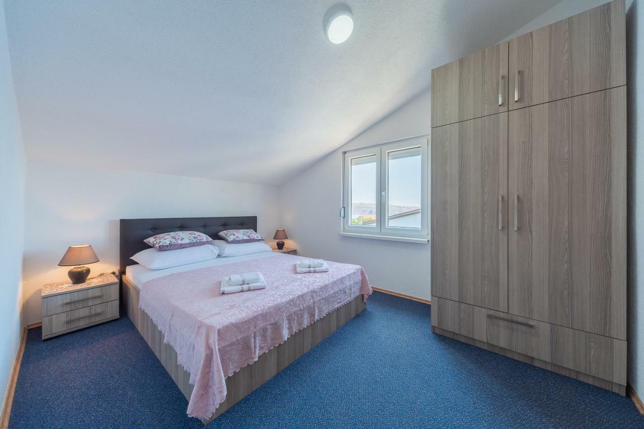 Apartmenthaus Hana Karlobag Bagian luar foto