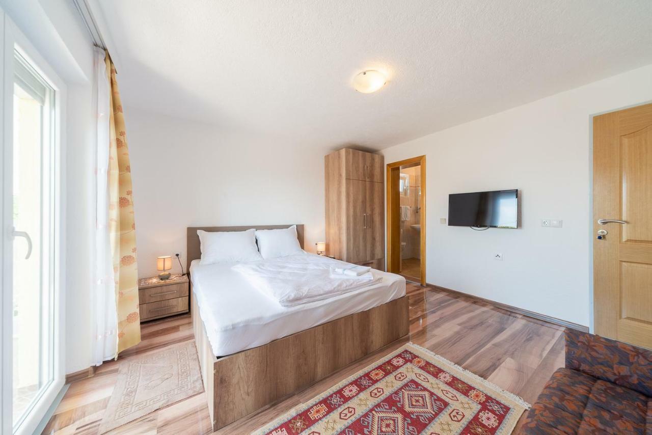 Apartmenthaus Hana Karlobag Bagian luar foto