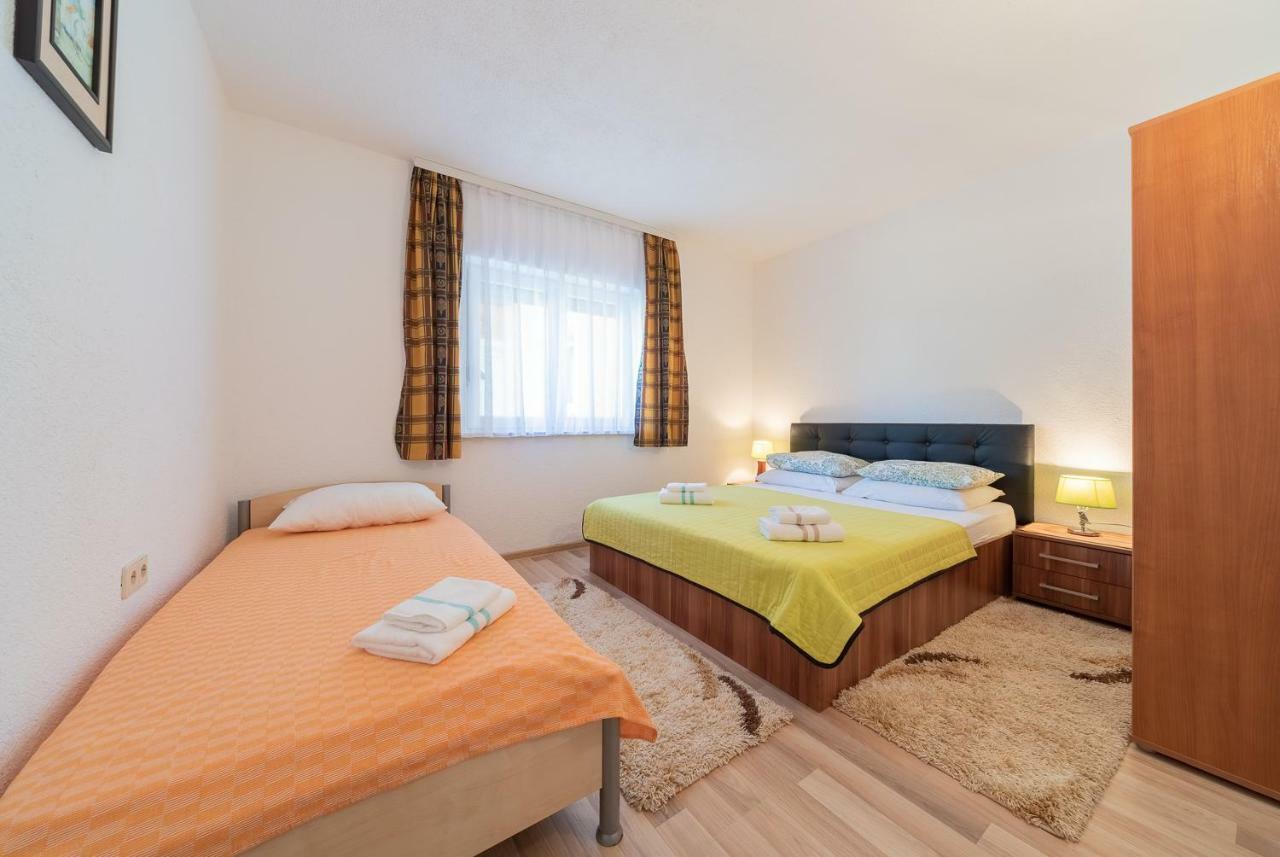 Apartmenthaus Hana Karlobag Bagian luar foto