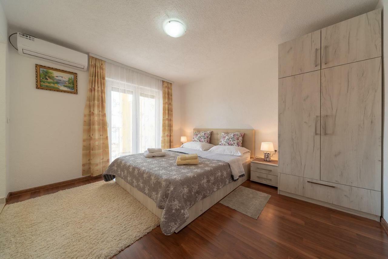 Apartmenthaus Hana Karlobag Bagian luar foto