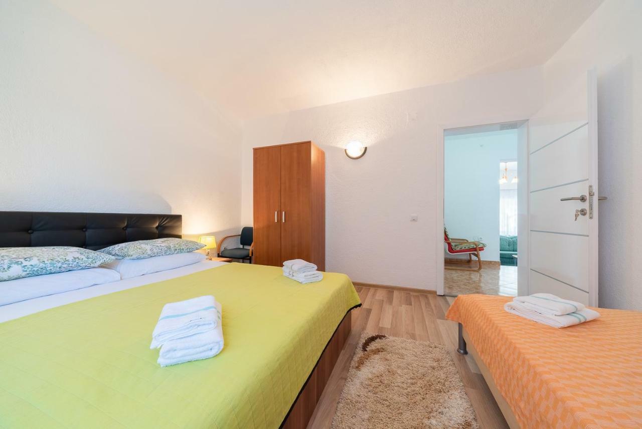 Apartmenthaus Hana Karlobag Bagian luar foto