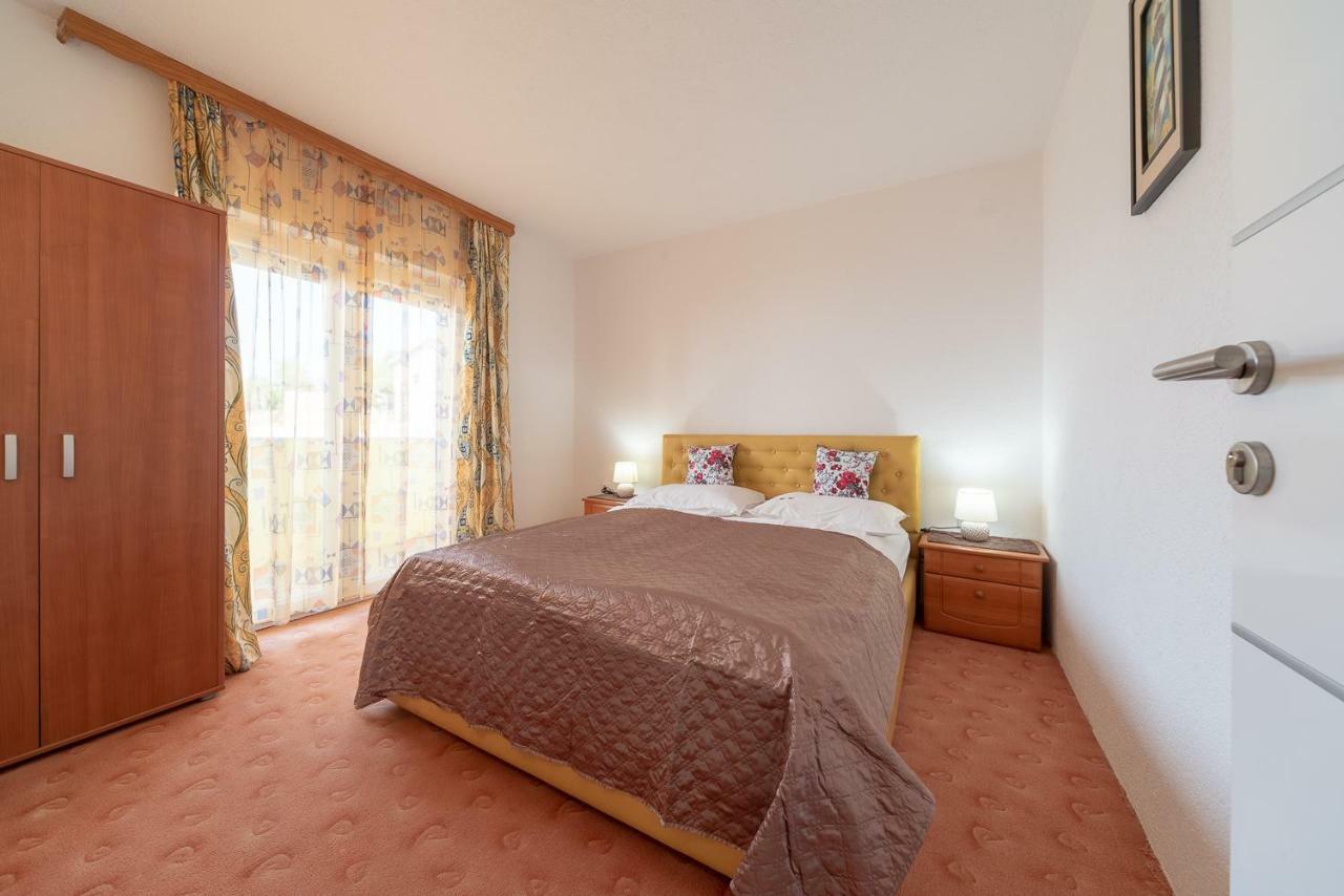 Apartmenthaus Hana Karlobag Bagian luar foto